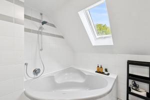 a white bathroom with a shower and a sink at "Gelbe Koffer Vintage Maisonette" in Neunkirchen - 2 SZ - Self-Check-in - Parkplatz - Balkon - Badewanne - WLAN 250 Mbit - bis 4 Pers - zentrumsnah in Neunkirchen +17 photos