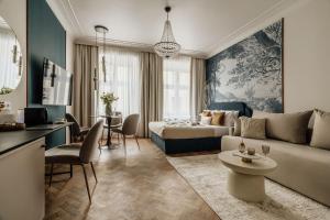 een woonkamer met een bank en een tafel bij Flo Boutique - LoftAffair Collection in Krakau