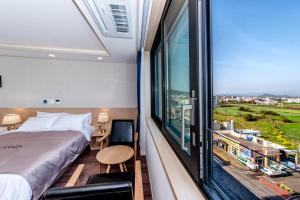 Postel nebo postele na pokoji v ubytování Seawater Spa Hotel Coza