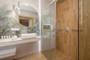 LabedyにあるModern Apartment with Air Conditioning & Workspace in Gliwice by Noclegi Rentersの洗面台と鏡付きのシャワーを備えたバスルーム