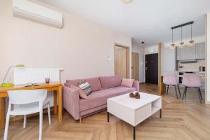 LabedyにあるModern Apartment with Air Conditioning & Workspace in Gliwice by Noclegi Rentersのソファとテーブルのあるリビングルーム