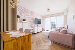 LabedyにあるModern Apartment with Air Conditioning & Workspace in Gliwice by Noclegi Rentersのソファとテーブルのあるリビングルーム +23枚の写真