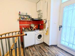 une buanderie avec une machine à laver et un lave-linge dans l'établissement Appart calme et confortable Père Lachaise, à Paris