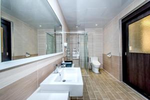 y baño con lavabo y aseo. en Seawater Spa Hotel Coza en Seogwipo