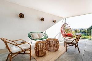 ベグルにあるAppartement T2 lumineux avec loggia et parking - proche gare Bordeaux Saint-Jeanのバルコニー(椅子とテーブル付)