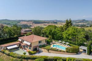 an aerial view of a house with a swimming pool at Villa La Quiete in Mogliano