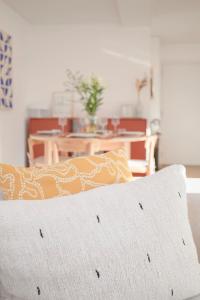 Postel nebo postele na pokoji v ubytování Liiiving in Gaia - Cooper Residence Apartment I + 40 fotografií