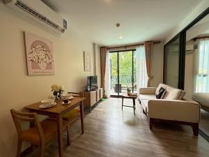 Χώρος καθιστικού στο The Deck Patong Phuket by Mickey