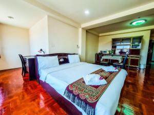 a hotel room with a bed and a table at Yamadaya Apartment in Phra Nakhon Si Ayutthaya