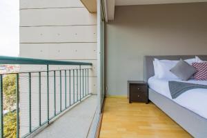 Un dormitorio con balcón con cama y barandilla. en Capitalia Luxe 1BR Stay with Top Features, en Ciudad de México 16 fotos más
