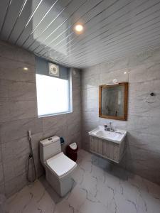 Vannituba majutusasutuses Resort Ashiana with Parking and Mountain View by Rohtang Hotels