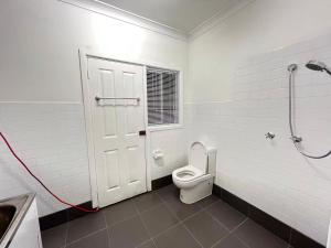 Koupelna v ubytování Cozy Single Room in Sydney's West - R6