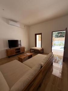 Μια τηλεόραση ή/και κέντρο ψυχαγωγίας στο Villa with 2 bedrooms and a private pool