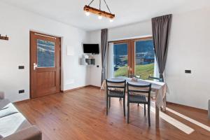a living room with a dining room table and chairs at Nido tra le valli in Livigno