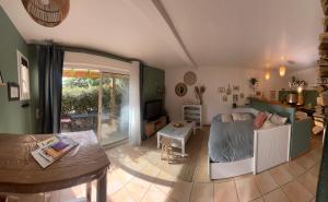 Χώρος καθιστικού στο Grand studio neuf en rez de jardin avec terrasse