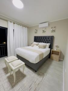 una camera da letto con un letto grande e un tavolo di Anostars Apartment C2 ground floor a Gaborone