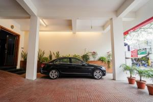 チェンナイにあるHotel Terra - Nr Madras Medical Mission Hospital, Mogappairの家の中に駐車された黒い車