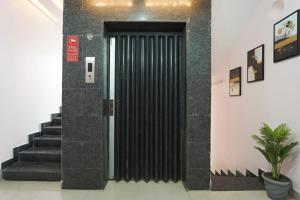 チェンナイにあるHotel Terra - Nr Madras Medical Mission Hospital, Mogappairの階段のある廊下にある黒い金属製のドア