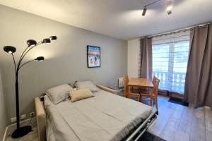 Ένα ή περισσότερα κρεβάτια σε δωμάτιο στο Charmant appartement au Revard Idéal pour 4 personnes au pied des pistes