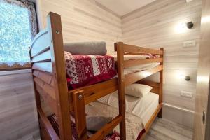 Ένα ή περισσότερα κρεβάτια σε δωμάτιο στο Charmant appartement au Revard Idéal pour 4 personnes au pied des pistes