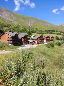 圣索林达尔沃Duplex avec piscine - Les Chalets de Saint Sorlin的山地中的一组建筑物