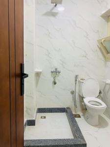 a white bathroom with a toilet and a shower at فيلا بقريه جرين بيتش 4 غرف وحمام سباحة خاص تشطيب السنه فرش مودرن in El Alamein +24 photos