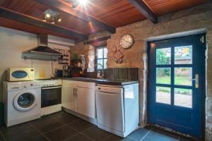 Η κουζίνα ή μικρή κουζίνα στο Ty Océane 1 - 5min du Port d'Etel +6 φωτογραφίες