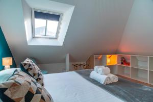 a bedroom with a bed with towels on it at Le Méaban - Au cœur de Vannes in Vannes