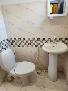 Ένα μπάνιο στο Hill View Guest House - Family Hotel at Central Location, near to Airport, Food Street and all amenities