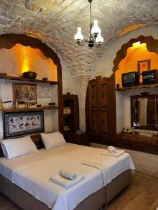 シャンルウルファにあるTurkmen Konagiのベッドとタオル2枚のある寝室