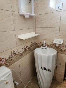 Ένα μπάνιο στο Hill View Guest House - Family Hotel at Central Location, near to Airport, Food Street and all amenities