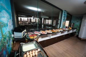 Una línea de buffet con comida y huevos. en Garden City, en Navoi 10 fotos más