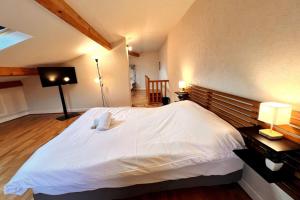 a bedroom with a large white bed in a room at Spacieuse Maison rénovée 6 personnes in Vandoeuvre-lès-Nancy