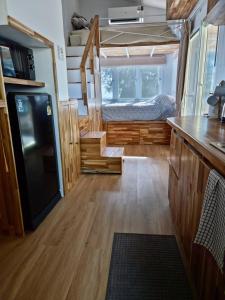 une vue intérieure d'une petite maison avec un lit dans l'établissement Samui Tiny House villa Glamping Seaview sleeps 8, à Ban Na We