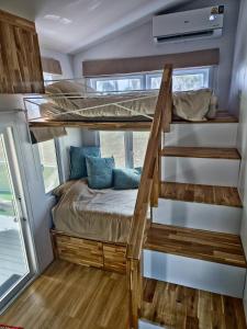 - une chambre avec lits superposés dans une petite maison dans l'établissement Samui Tiny House villa Glamping Seaview sleeps 8, à Ban Na We 40 autres photos