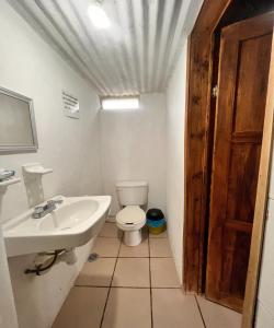ein Badezimmer mit Toilette und Waschbecken in der Unterkunft OYO Hotel Rincon De Texolo, Xico in Xico