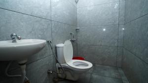 Ένα μπάνιο στο Olive Green Hotel +16 φωτογραφίες