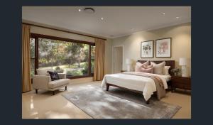 ein Schlafzimmer mit einem Bett und einem Stuhl und einem Fenster in der Unterkunft Rancho del Cielo in Carbrook