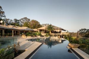 ein Swimmingpool vor einem Haus in der Unterkunft Rancho del Cielo in Carbrook + 13 Fotos