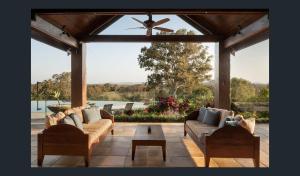 ein Wohnzimmer mit zwei Sofas und einem Tisch in der Unterkunft Rancho del Cielo in Carbrook