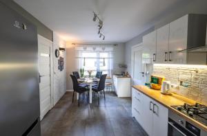a kitchen with a table and chairs in a room at Apartament w lesie z balią in Lipnica