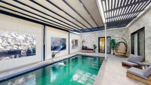 La pileta dentro o cerca de זוהר בגליל-מיני וילה עם בריכה מחוממת מקורה וג'קוזי בעין יעקב