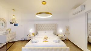 Una cama o camas en una habitación de זוהר בגליל-מיני וילה עם בריכה מחוממת מקורה וג'קוזי בעין יעקב