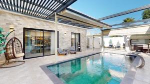 an indoor swimming pool in a house at זוהר בגליל-מיני וילה עם בריכה וג'קוזי בעין יעקב in ‘Ein Ya‘aqov