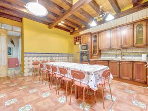 Una cocina con una mesa y sillas en una habitación. en Casa Museo by Clabao, en Viana 26 fotos más