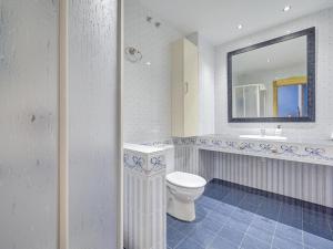 un baño con inodoro y espejo en Casa Museo by Clabao, en Viana