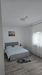 Ένα ή περισσότερα κρεβάτια σε δωμάτιο στο Casa Magurele 4