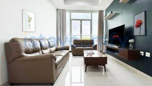 ナゴヤにある3BR The BCC Residence 1012 City Viewのソファとテーブルのあるリビングルーム