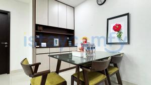 ナゴヤにある3BR The BCC Residence 1012 City Viewのダイニングルーム(ガラスのテーブル、椅子付)