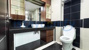 ナゴヤにある3BR The BCC Residence 1012 City Viewのトイレ、洗面台、鏡のあるバスルーム +10枚の写真